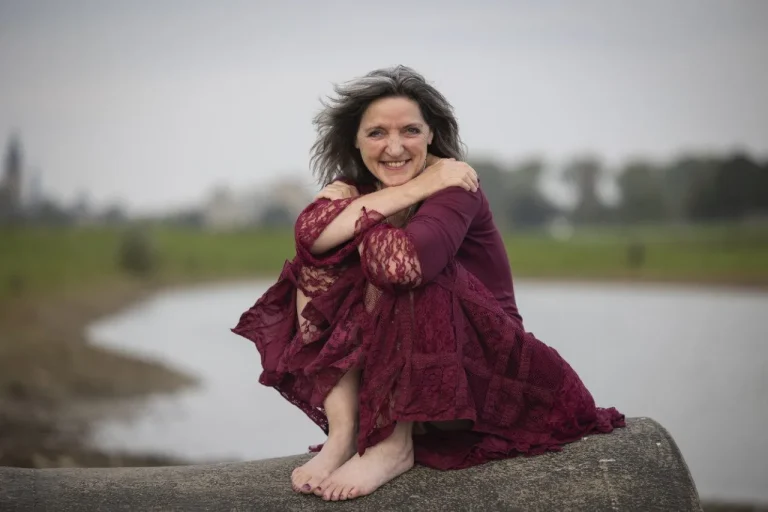 Trauma coach Ilona met mooie jurk bij Ijssel in Zutphen