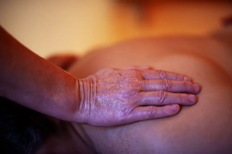 handen op huid
